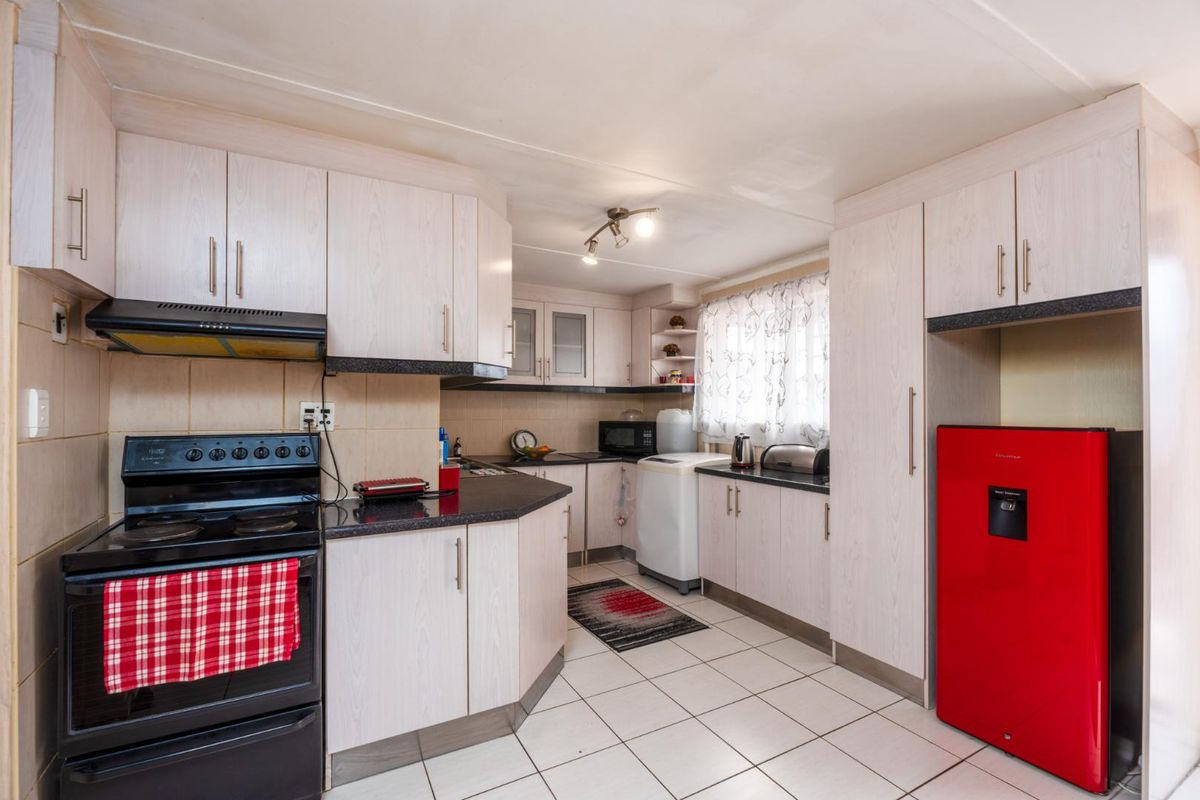 Discover Your Dream Home: Comfort and Convenience Combined!" - Photo 4