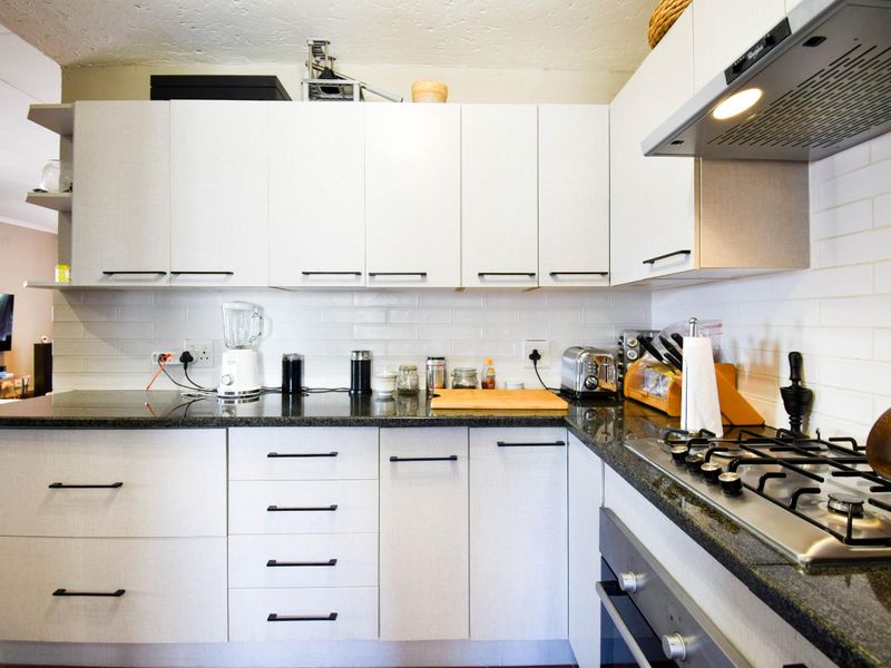 Spacious 3 bedroom property in a prime location - Faerie Glen - Photo 5