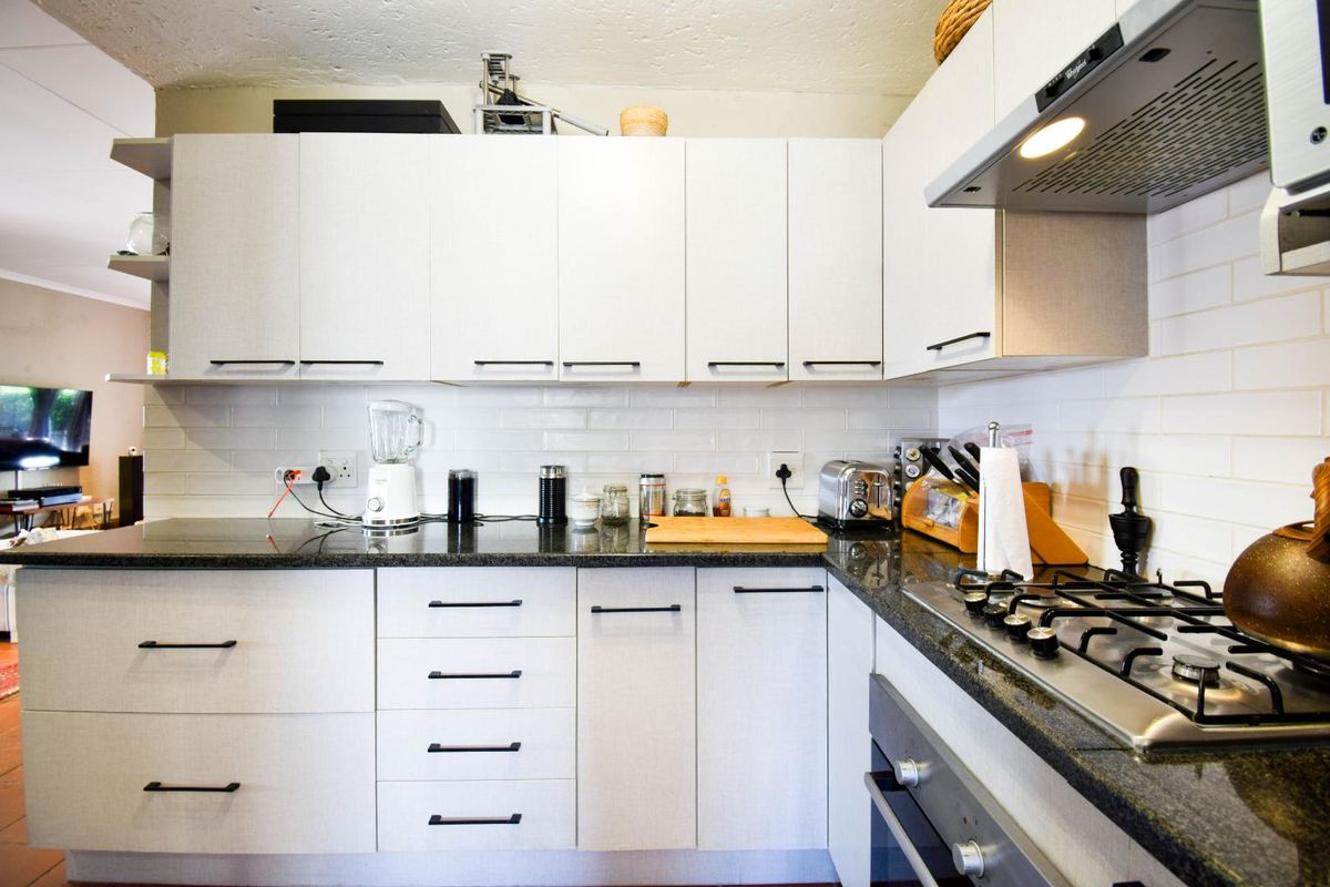 Spacious 3 bedroom property in a prime location - Faerie Glen - Photo 5