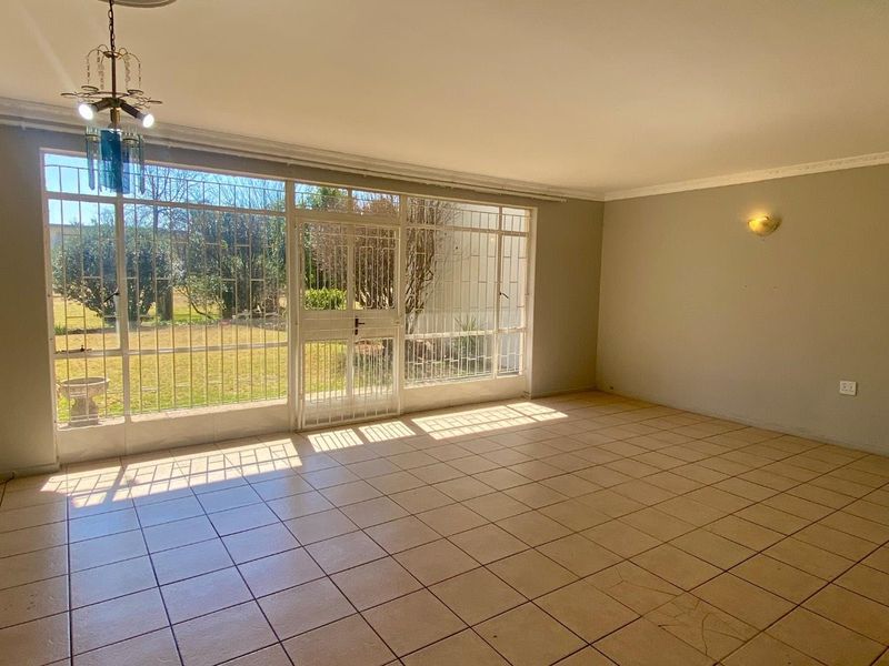 Charming Duplex: Comfort & Convenience Await! - Photo 3