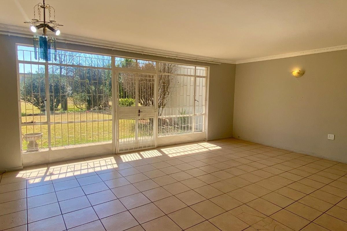 Charming Duplex: Comfort & Convenience Await! - Photo 3