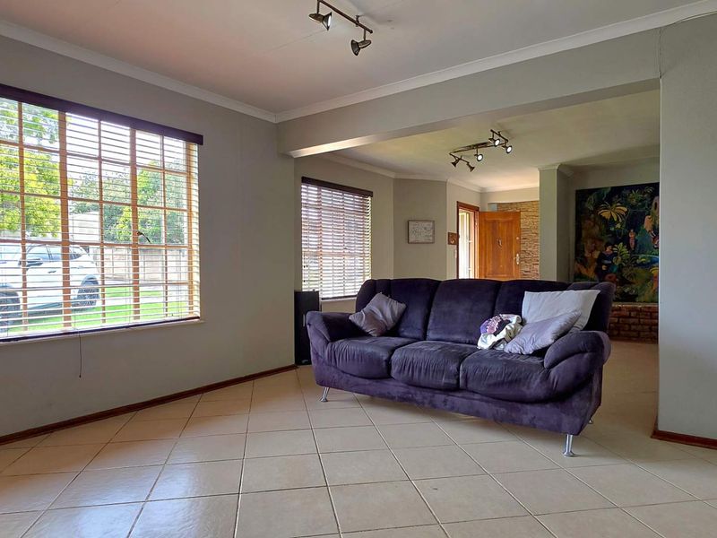 3 Bedroom House for Sale in Verwoerdpark - Photo 4