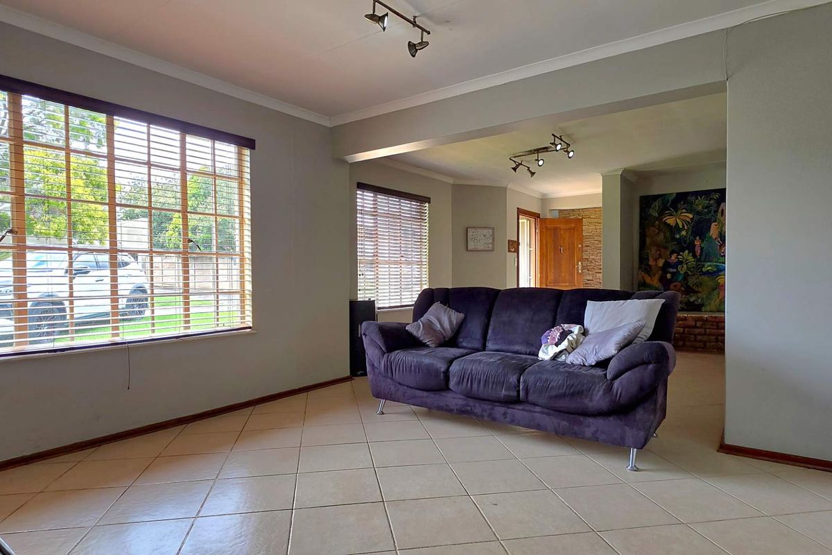 3 Bedroom House for Sale in Verwoerdpark - Photo 4