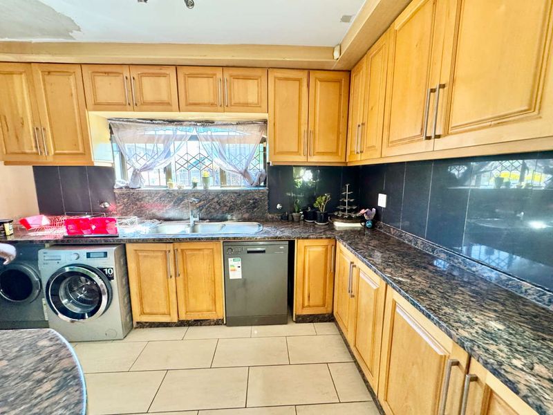 Hendra Estates - Exquisite Large Family Home For Rent In Somerset Park! - Photo 6