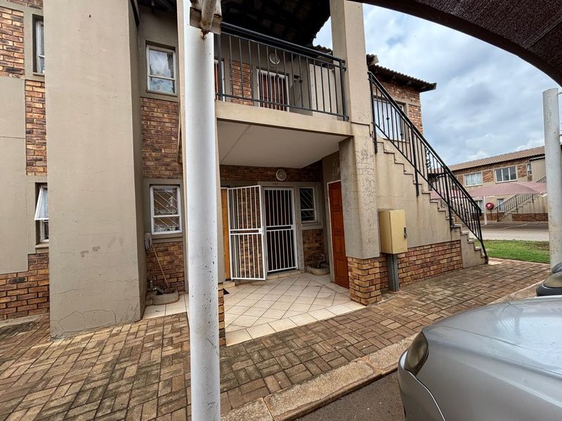 PRICED TO GO! 2 Bedroom 1 Bathroom Townhouse For sale in Protea Glen EXT 11 - Photo 2