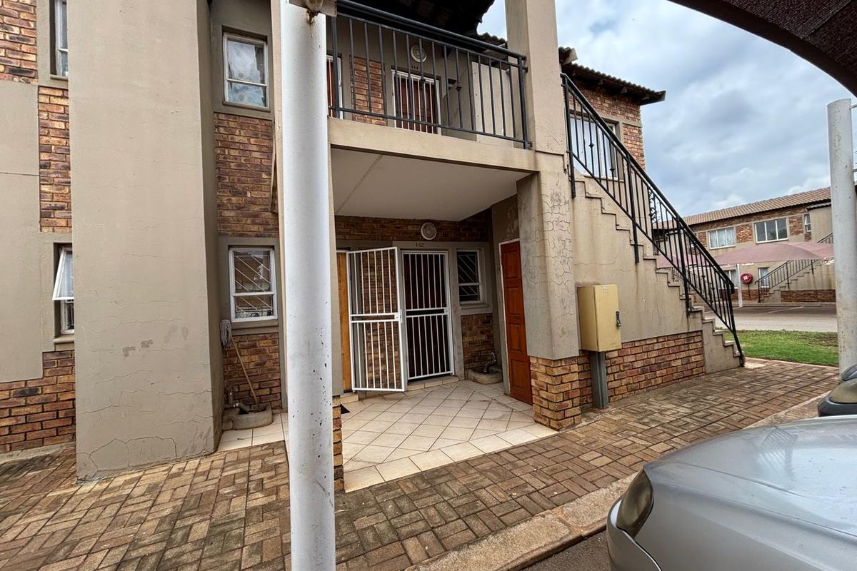 PRICED TO GO! 2 Bedroom 1 Bathroom Townhouse For sale in Protea Glen EXT 11 - Photo 2