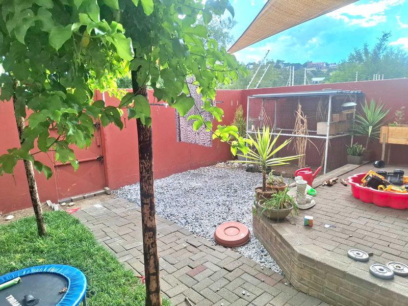 LOVELY ONE LEVEL UNIT IN A SECURE COMPLEX. - Photo 9