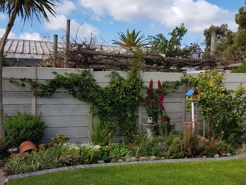 ✨ Two Homes + Bachelor Flat - Victorian Gem in Langebaan’s Middedorp ✨ - Photo 2