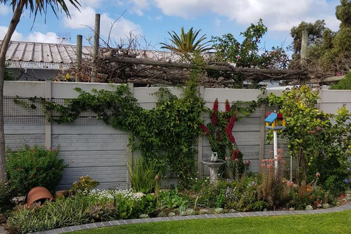 ✨ Two Homes + Bachelor Flat - Victorian Gem in Langebaan’s Middedorp ✨ - Photo 2