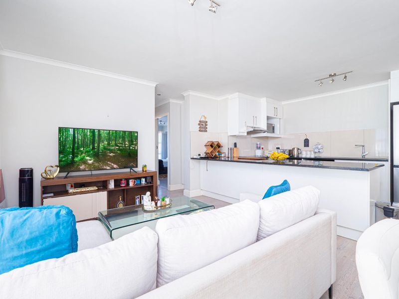 Luxury Two-Bedroom Apartment with Prime Location - Photo 5