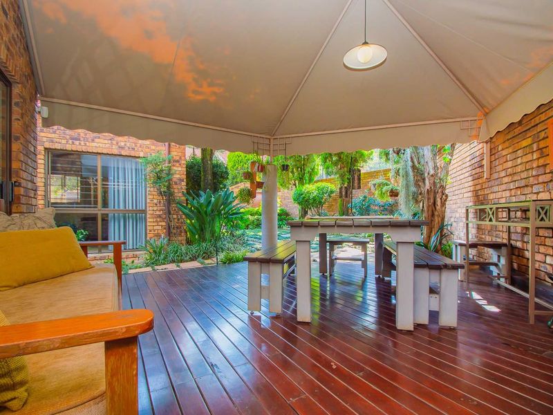 Constantia Kloof's Finest Family Home - Photo 9