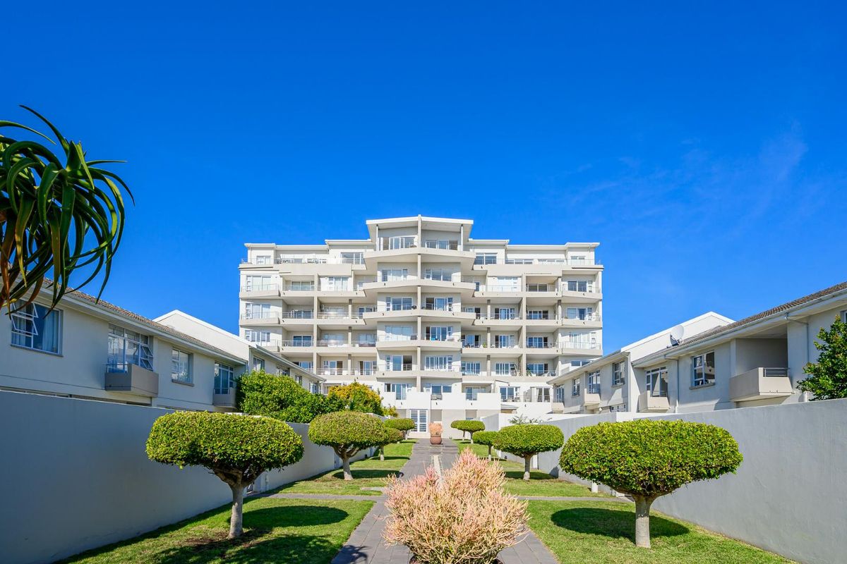 Corner unit, wrap around bacony with sea views! - Photo 2