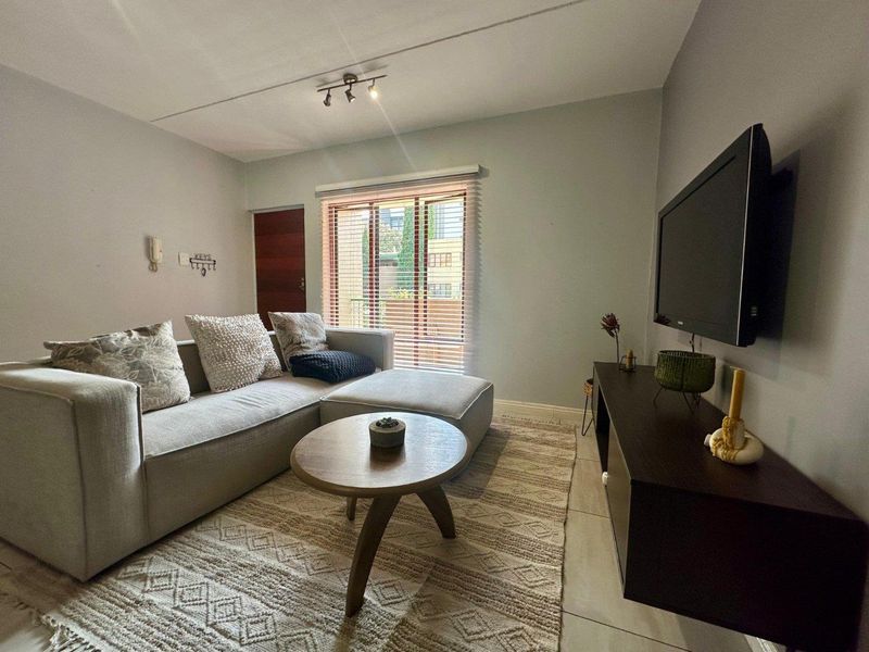 A MODERN ONE BEDROOM FURNISHED APARTMENT - Photo 2