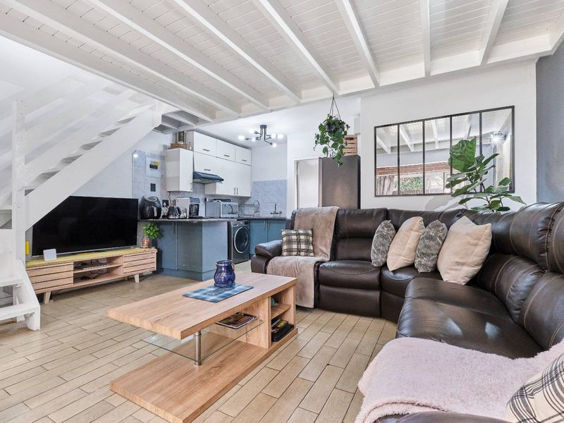 Charming Double-Story Face Brick Townhouse - Photo 2