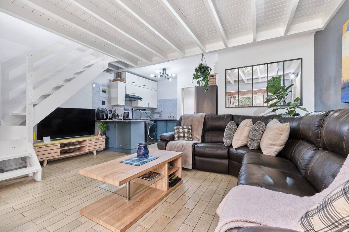 Charming Double-Story Face Brick Townhouse - Photo 2