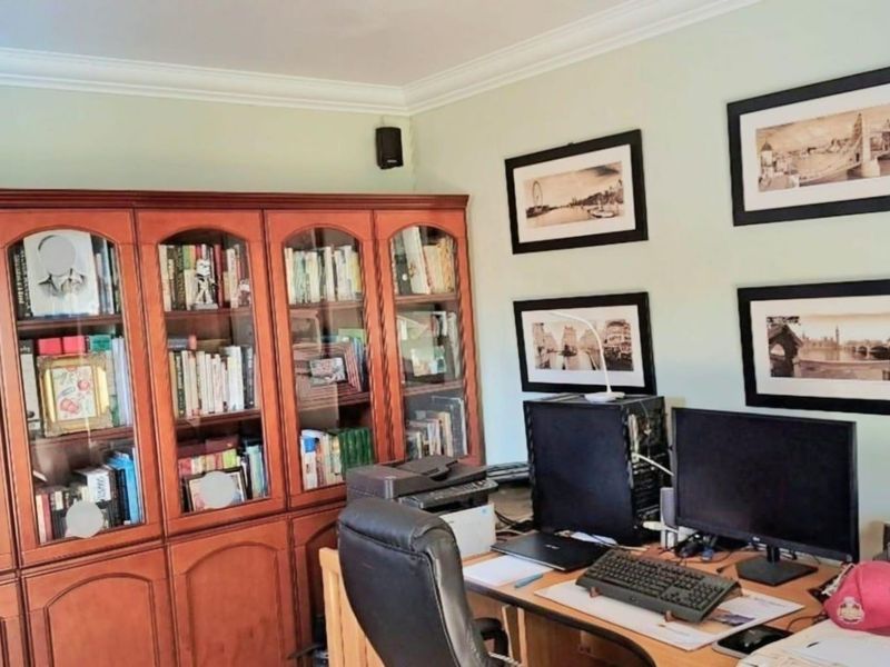 Elegant Family Home – Prime Location Adjacent to Bedfordview - Photo 10