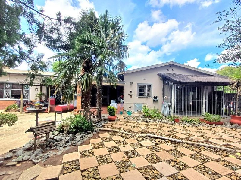 Well positioned, Family Home with 2 Flats, a Borehole and Swimming pool - Photo 5