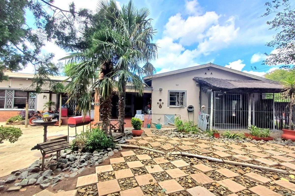 Well positioned, Family Home with 2 Flats, a Borehole and Swimming pool - Photo 5