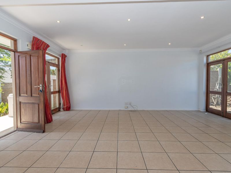 3 Bedroom Duplex with Views - Photo 4