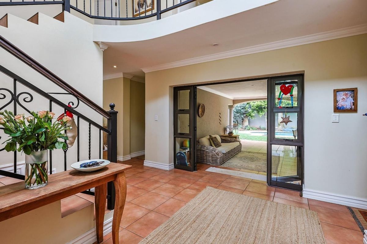 Classic 5-Bedroom, 4-Bathroom Family Home for Rent - Photo 4