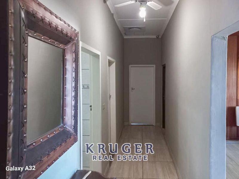 Spacious family home with FLATS situated close to town! - Photo 4