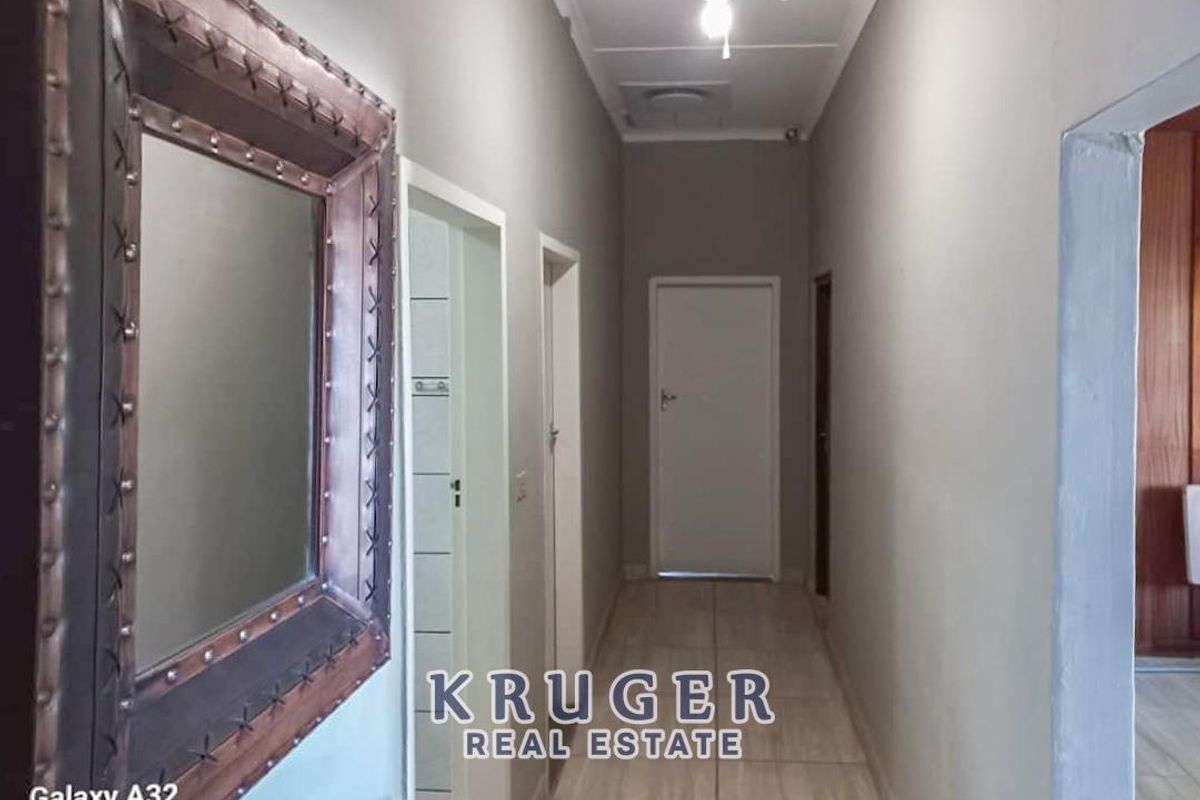 Spacious family home with FLATS situated close to town! - Photo 4