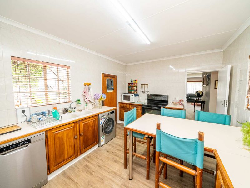 Private Family Living in Secure Brentwood Park Enclosure - Photo 3