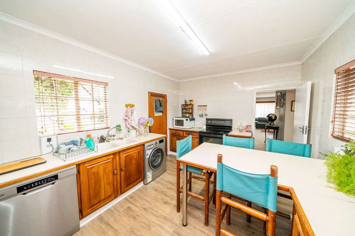 Private Family Living in Secure Brentwood Park Enclosure - Photo 3