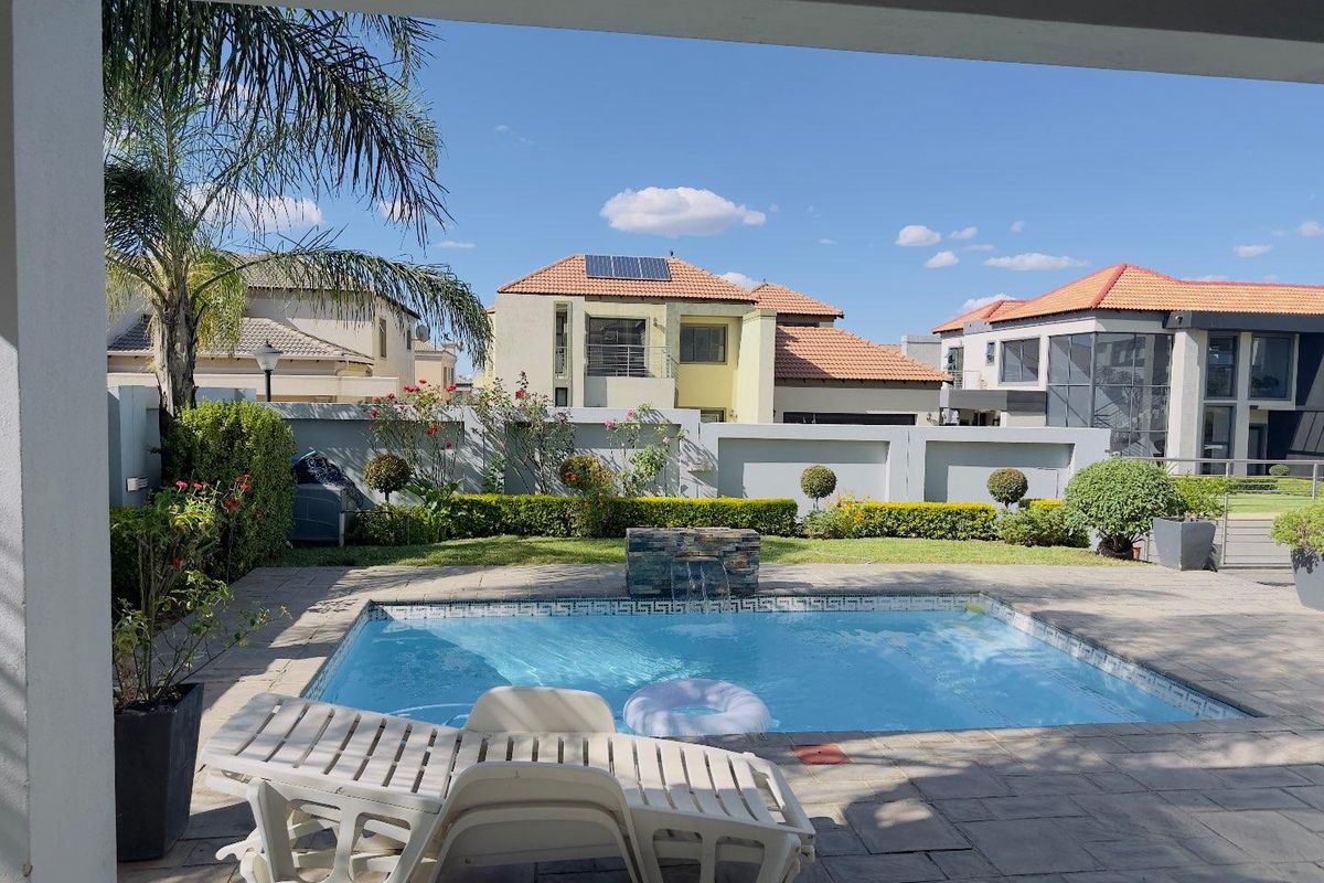 4 Luxurious Bedroom House for Sale in Blue Valley Golf Estate - Photo 3