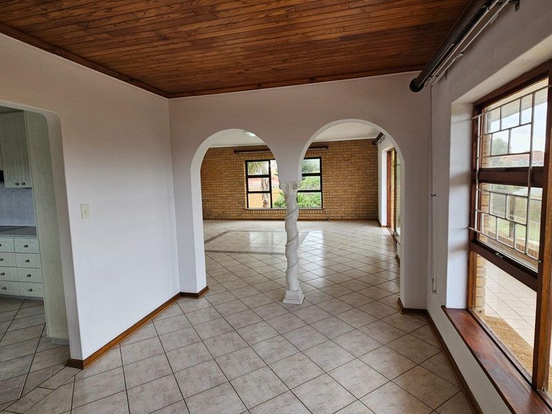 Beach living: 7 Bedroom, easy upkeep home - Photo 10