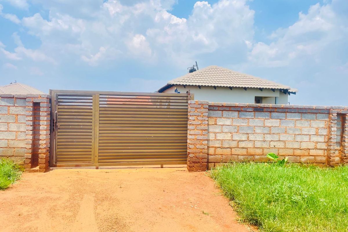 Stunning Corner House with a Big Yard!! - Photo 3