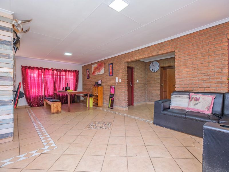 Klinker Brick, lock up and go, in a great location. - Photo 9