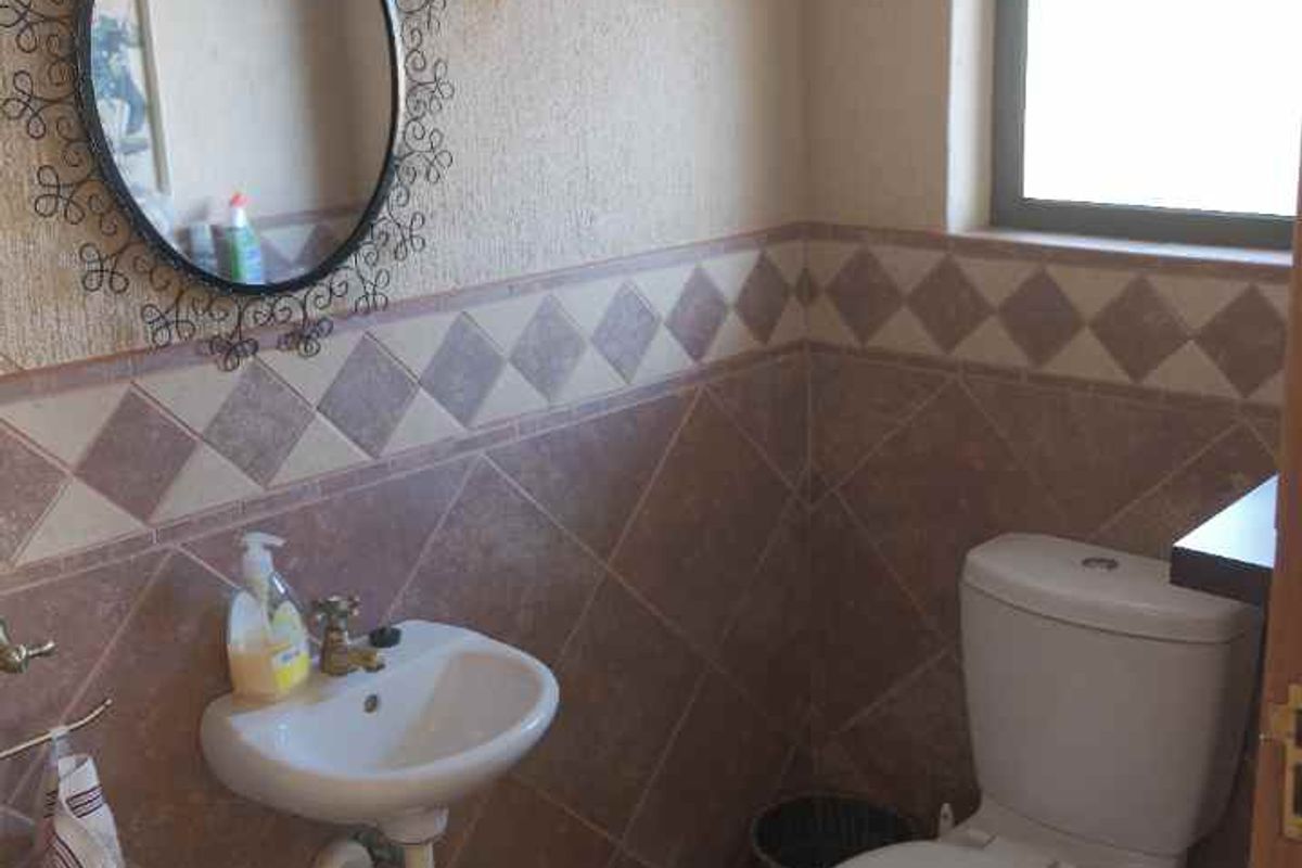 Beautiful Home for a large Family - Photo 5