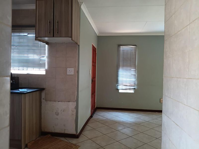 Spacious 3-Bedroom, 2-Bathroom Family Home in a Prime Pretoria Location - Photo 7