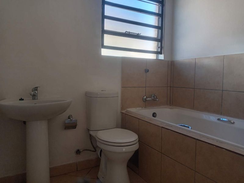 TWO BEDROOM TOWNHOUSE FOR SALE IN DAWN PARK - Photo 9