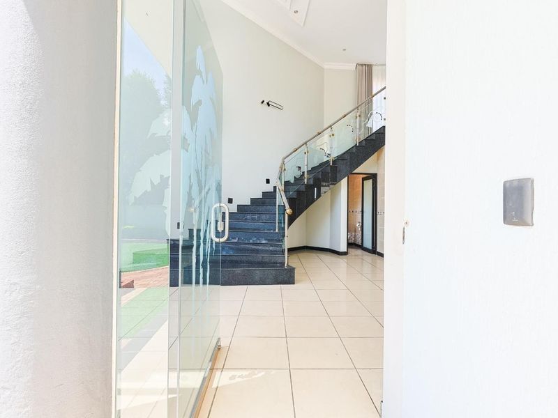 Modern 6-Bedroom Glass Palace – Furnished Luxury Living - Photo 3