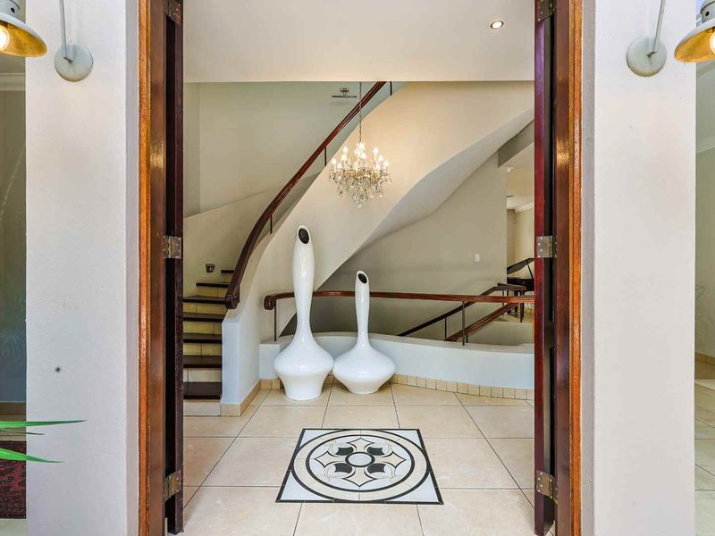 Prestigious Waterkloof Luxury Residence - Photo 6