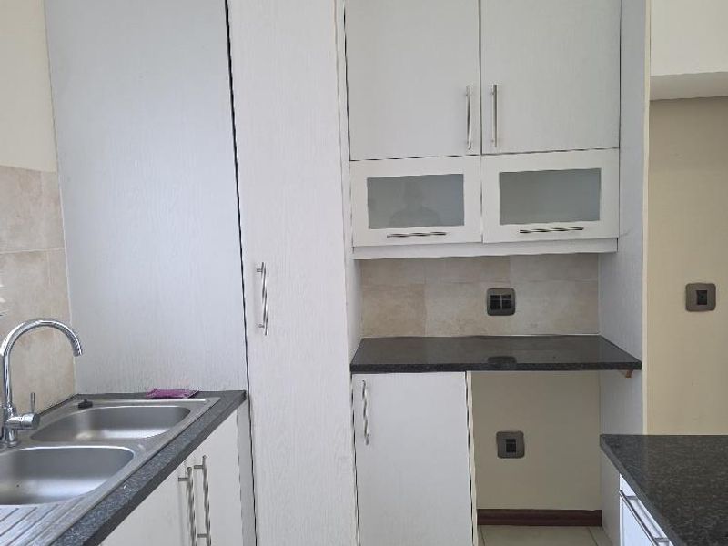 TREMENDOUS 2 BED 2 BATH APARTMENT IN THE BEAUTIFUL ARE OF PARKVIEW - Photo 9