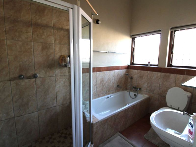 Huge Family House - Photo 10