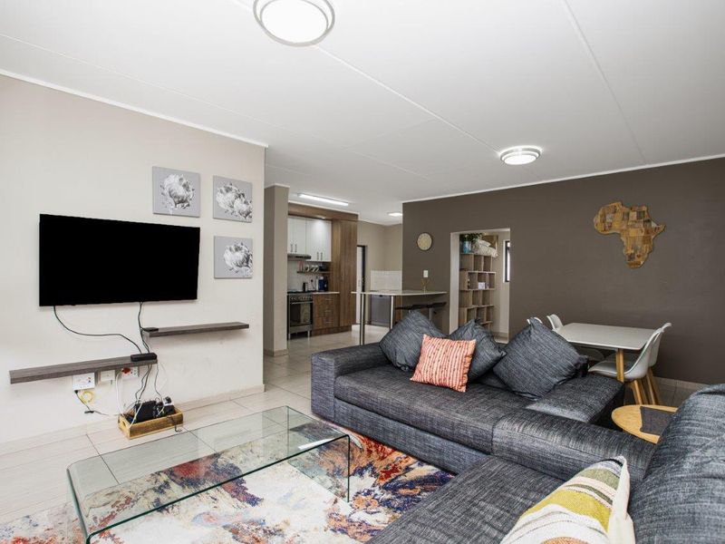 Experience Unparalleled Luxury and Security in Our Upmarket Penthouse Apartment with Gorgeous Views - Photo 7