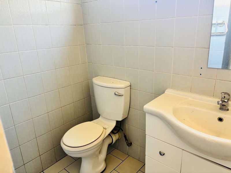 Spacious 5-Bedroom House with Pool for Sale in Quiet Street - Photo 8