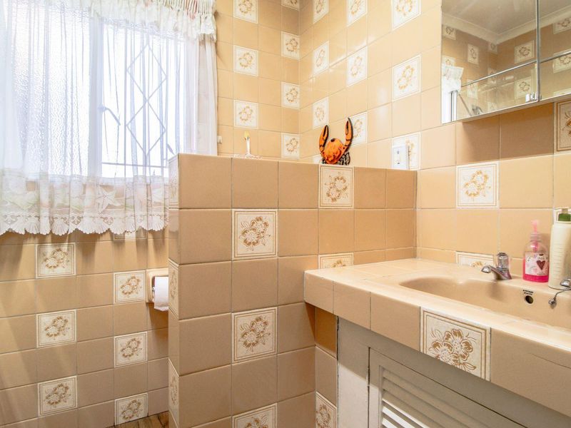 Charming Family Oasis with Pool & Patio in Farrarmere! - Photo 9