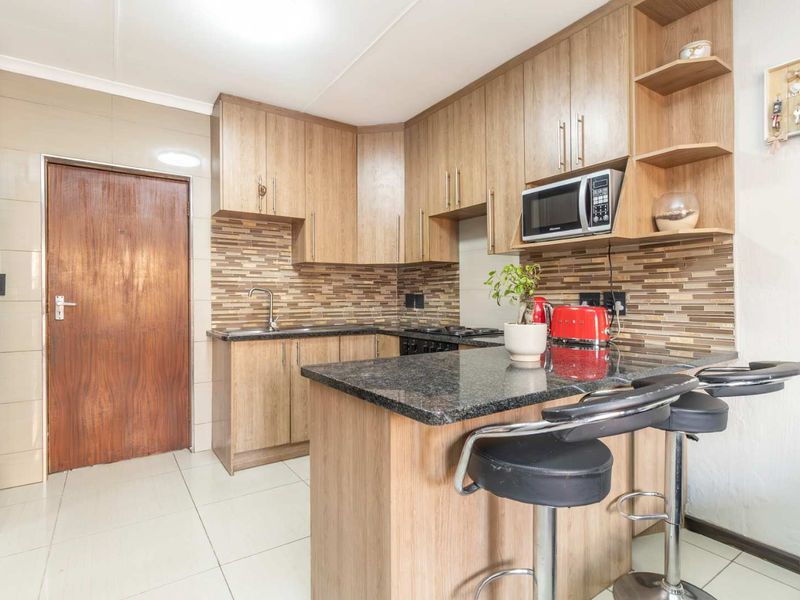 Modern 2-Bed Townhouse with Patio & Garden - Photo 7