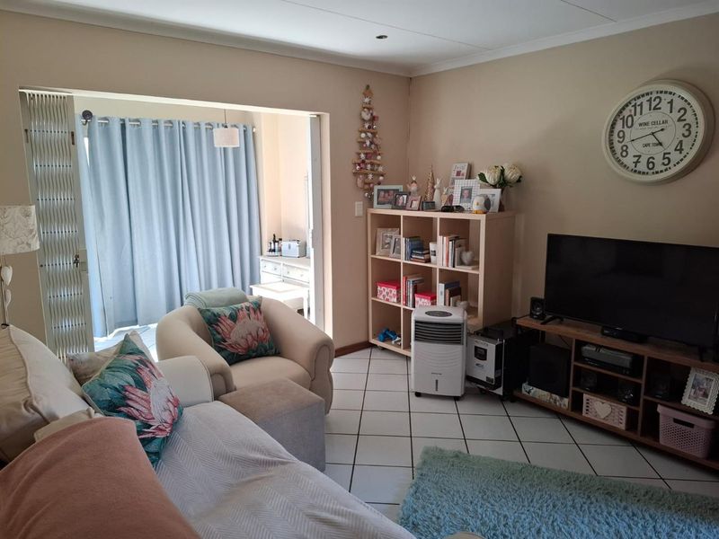 2 Bedroom townhouse in Moreleta Park - Photo 3