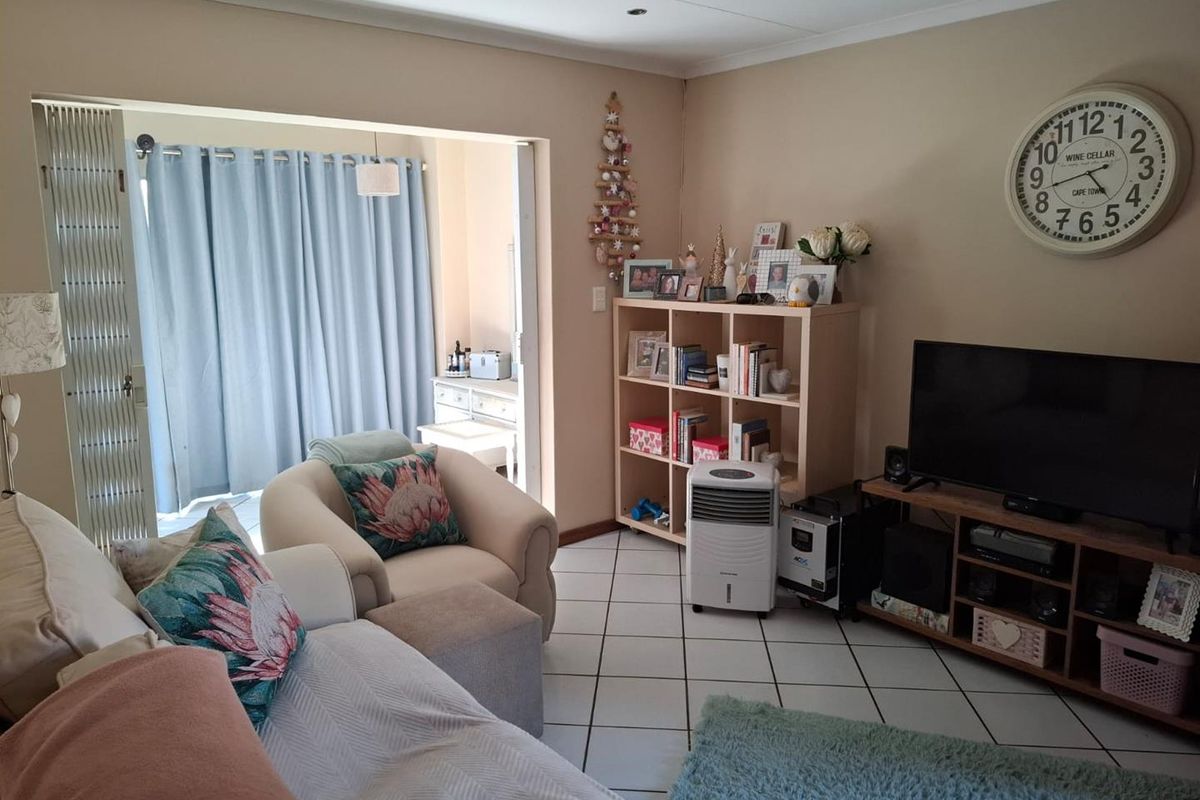 2 Bedroom townhouse in Moreleta Park - Photo 3