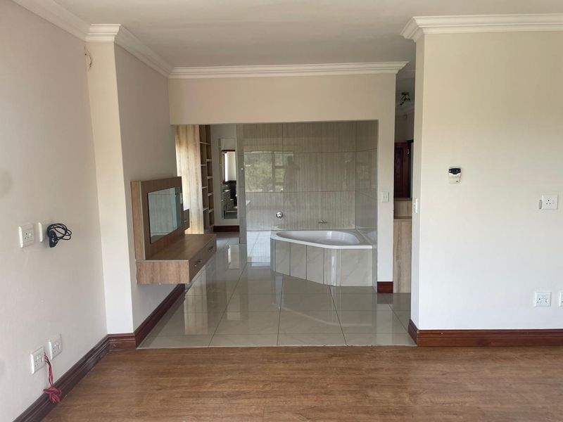 Modern double-storey home in Randpark Ridge featuring an indoor pool, 3 en-suites, wine cellar, double garage, plus a separate 2-bed cottage with its own garage - Photo 10