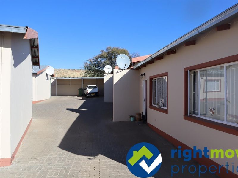 Want to be the owner of your own Complex? Look no further! Tenants in place already. - Photo 2