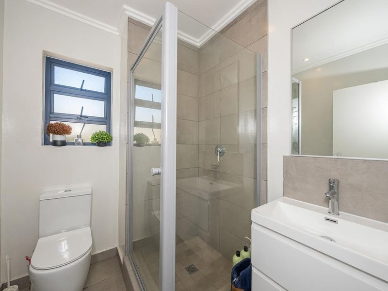 Lovely 2 bedroom Penthouse Apartment with gorgeous views for rent in Bryanston - Photo 8