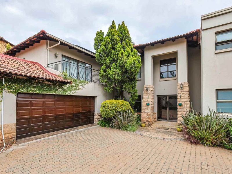 Elegant Family Living in Prestigious Thornwoods Estate, Faerie Glen - Photo 1