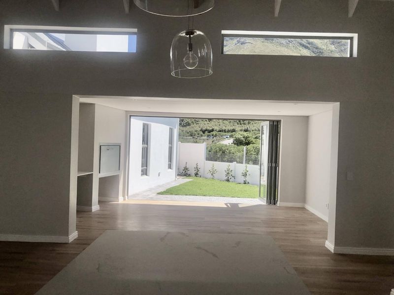 Modern family home for the discerning - Photo 8
